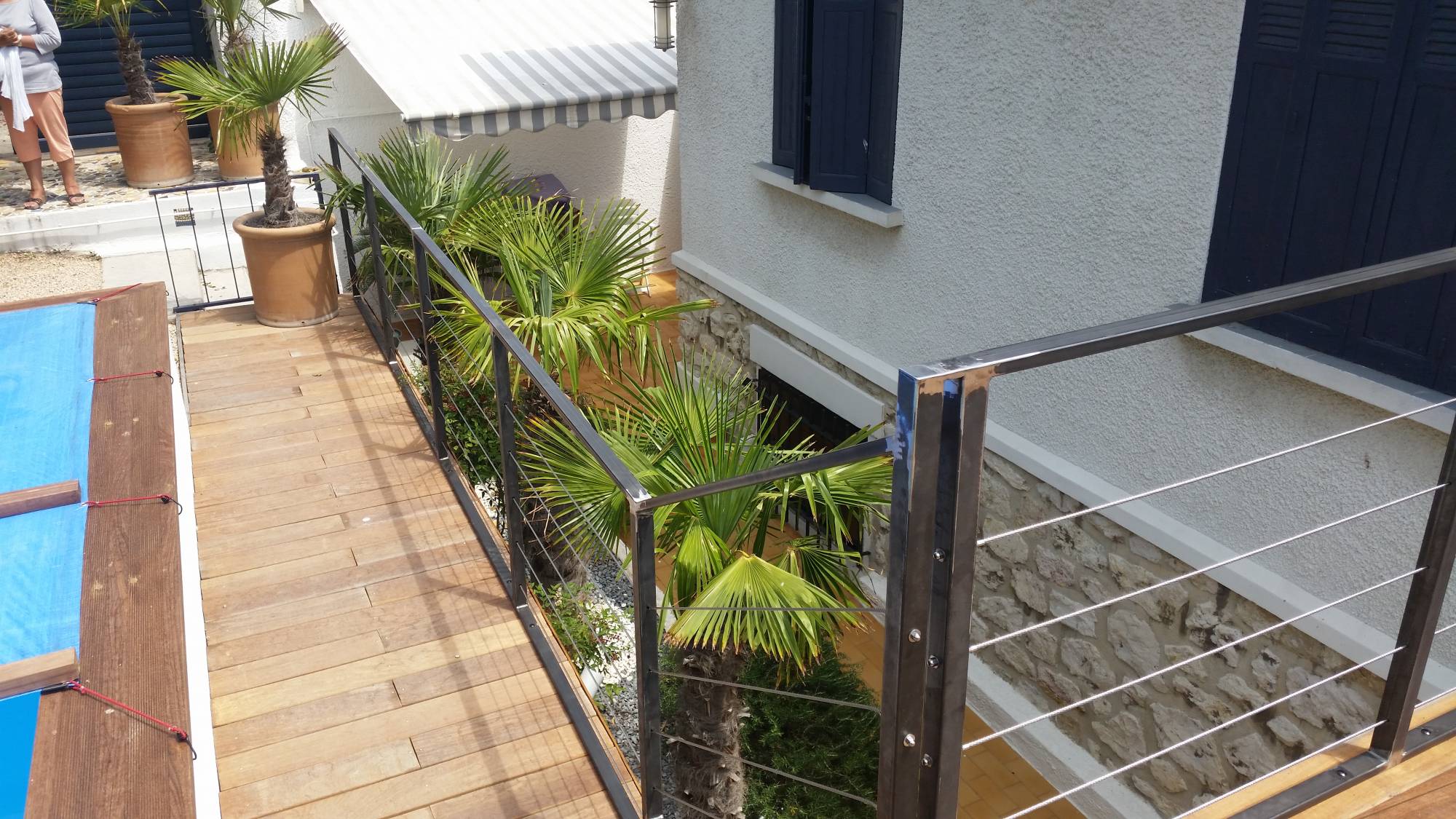 Garde-corps de terrasse moderne design acier et câble inox à Marseille