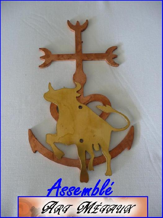 croix de camargue taureau