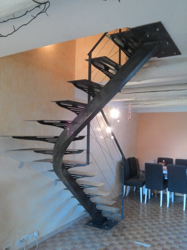 Escalier métallique limon central et câbles à Martigues