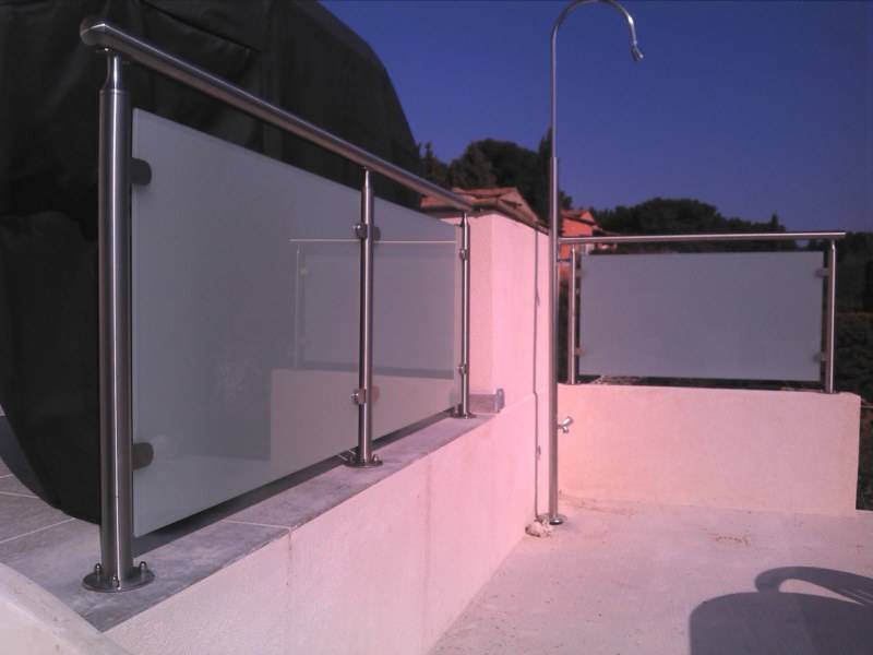 Garde-corps inox et verre opale sur mesure posé à côté de Moulins