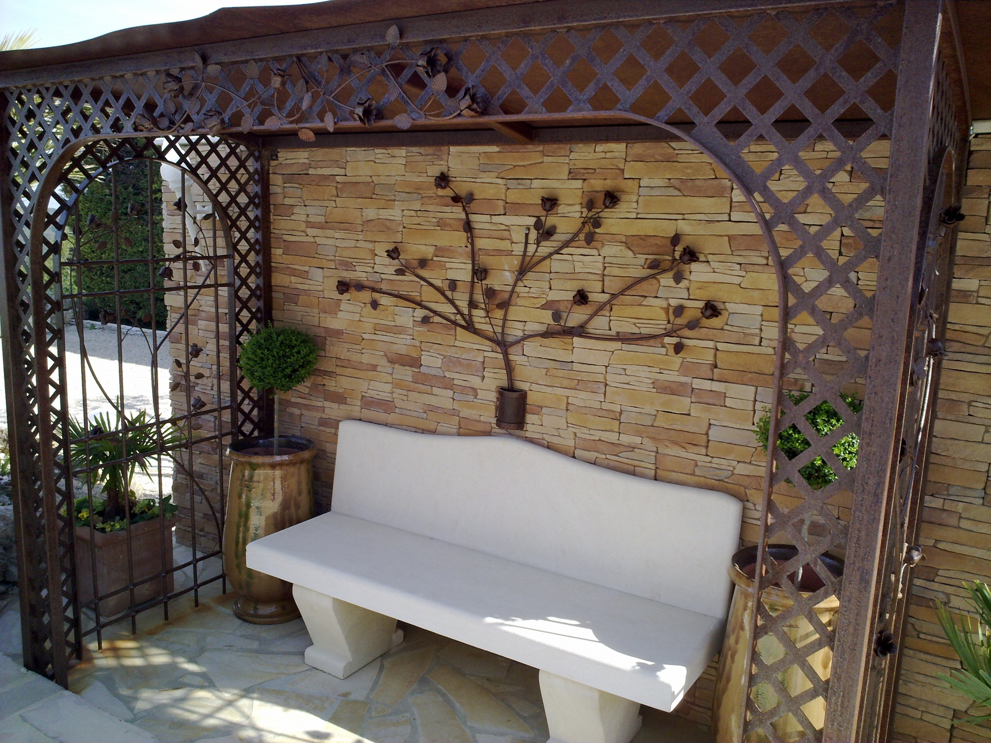 Branche de rosier branche avec rond fer forgé effet bois