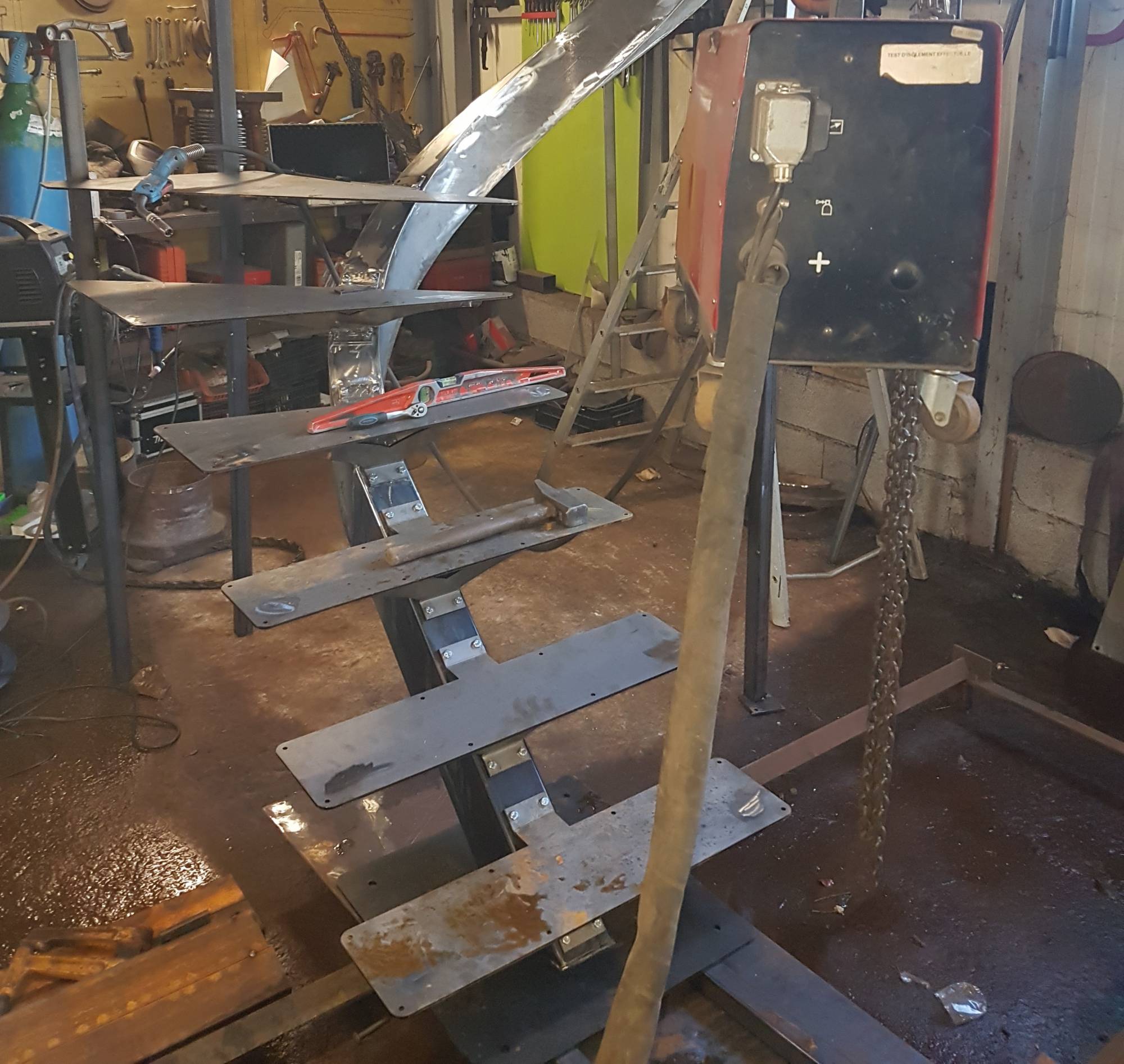 Escalier métallique demi-tour en cours de fabrication dans mon atelier à Monétay-sur Allier, Bourbonnais Auvergne