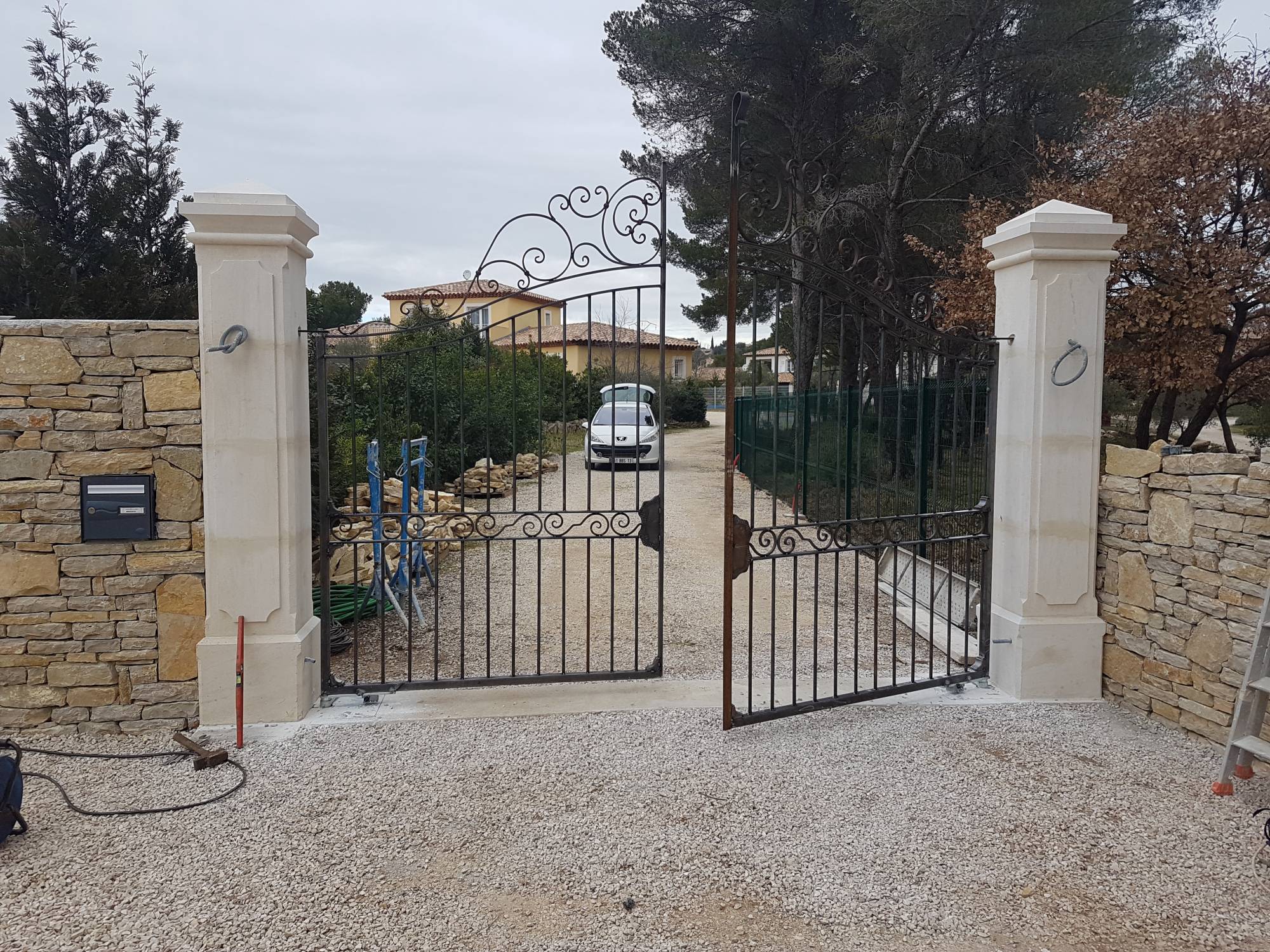 portail de ferronnier dans le bourbonnais fabrication sur mesure en Auvergne