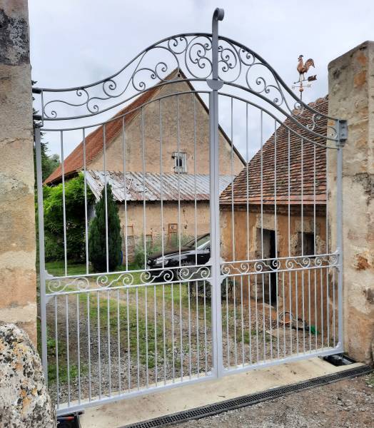 Grand portail métal fabrication et pose saint pourçain