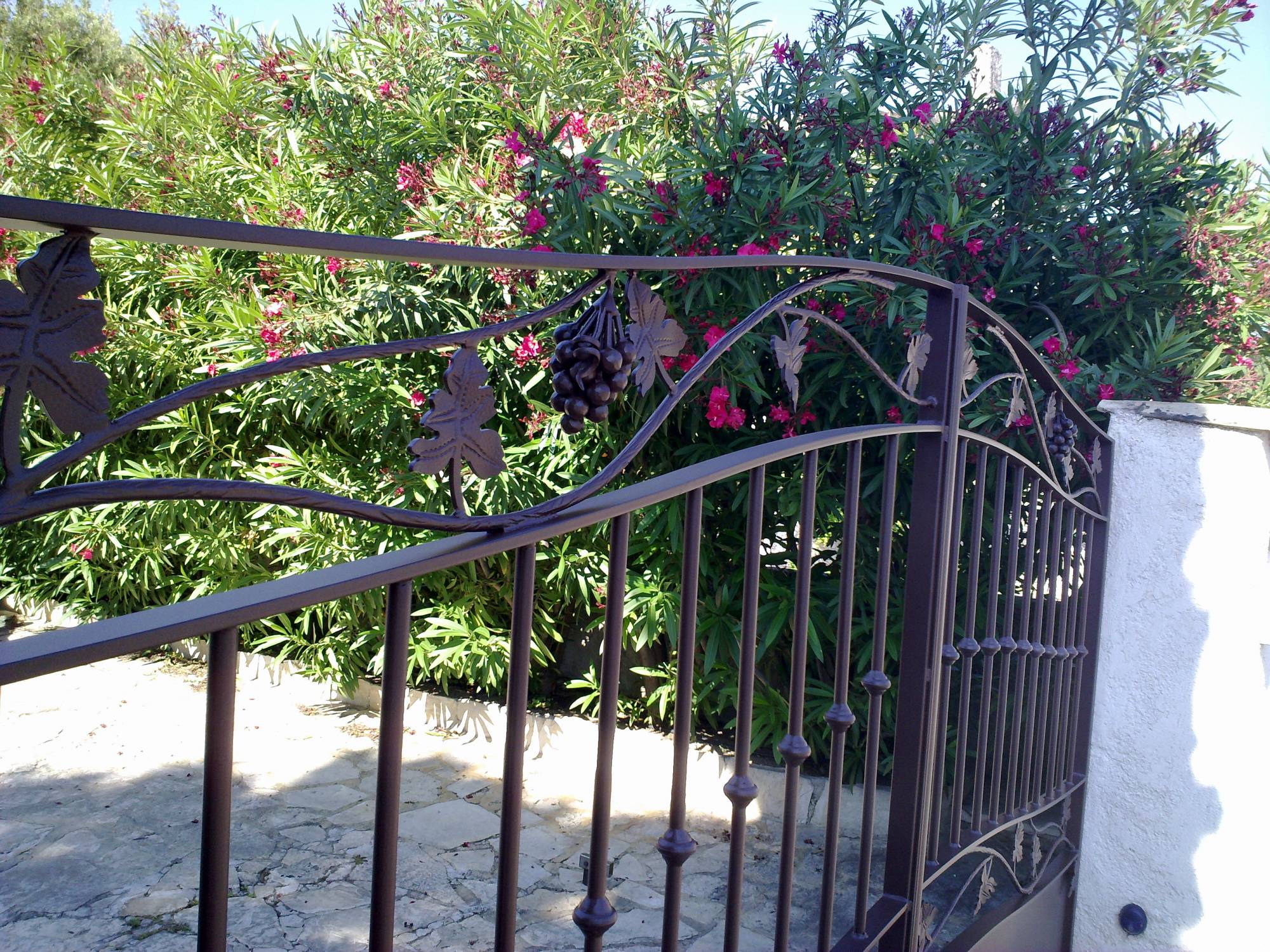 coupe sur mesure de rond plein acier lisse et forgé effet bois pour fabrication de portail