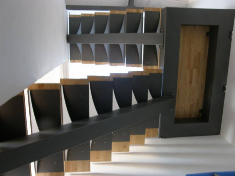 Escalier fer et bois limon central palier demi-tour à Moulins dans l'Allier