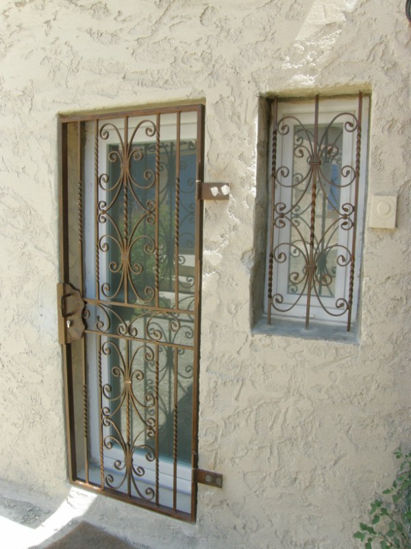 grille en fer forgé aspect rouillé