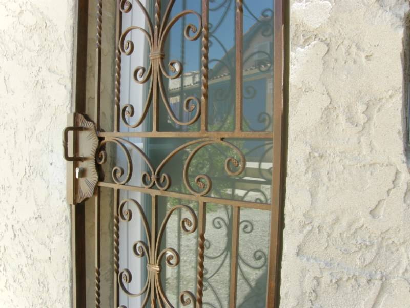 grille de defense ouvrante en fer forgé aspect rouillée