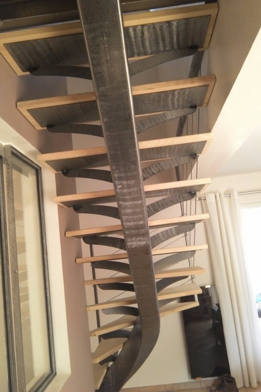 escalier metallique à limon central et marches bois