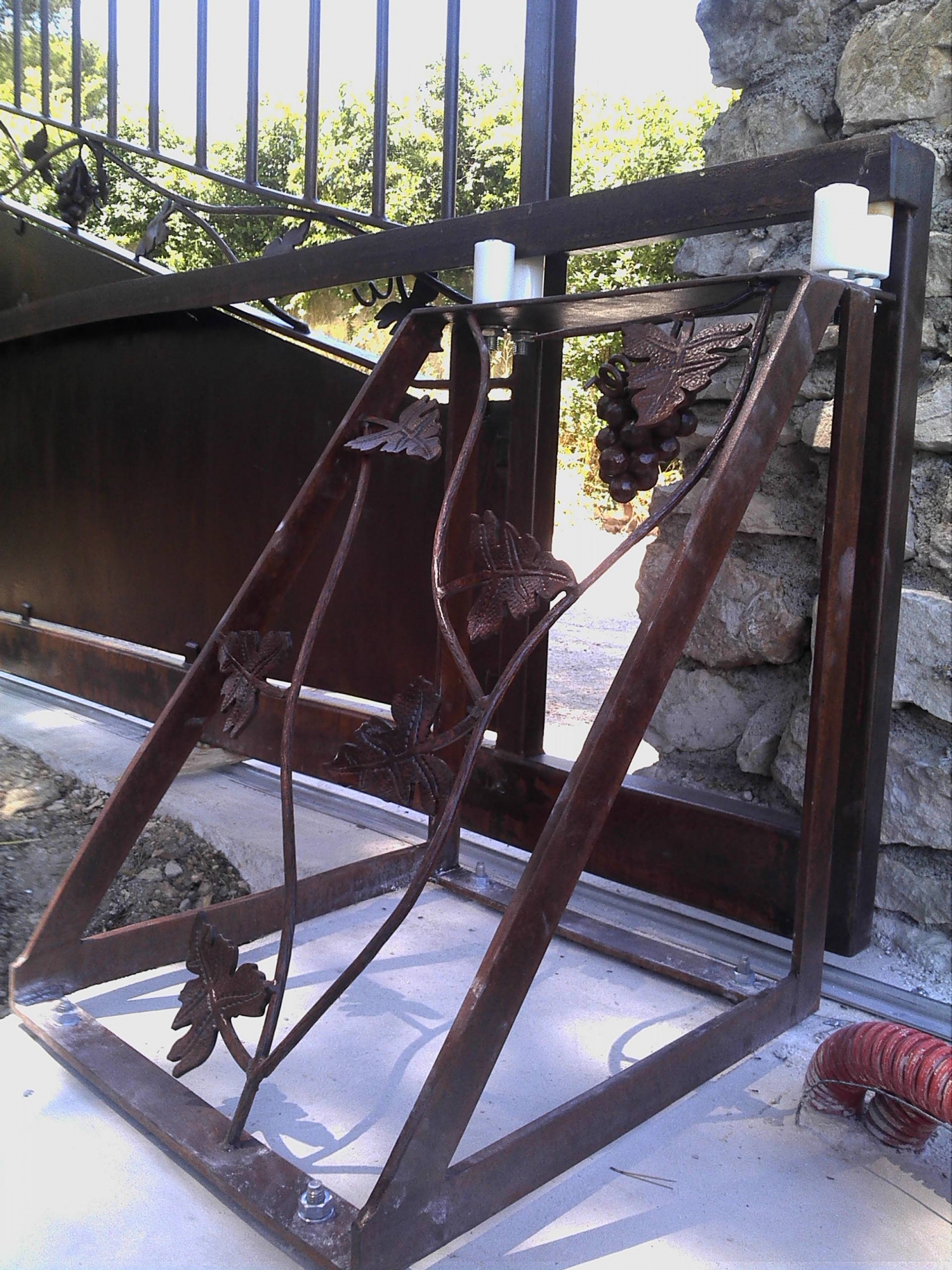 Portail déco vigne branche avec rond forgé effet bois