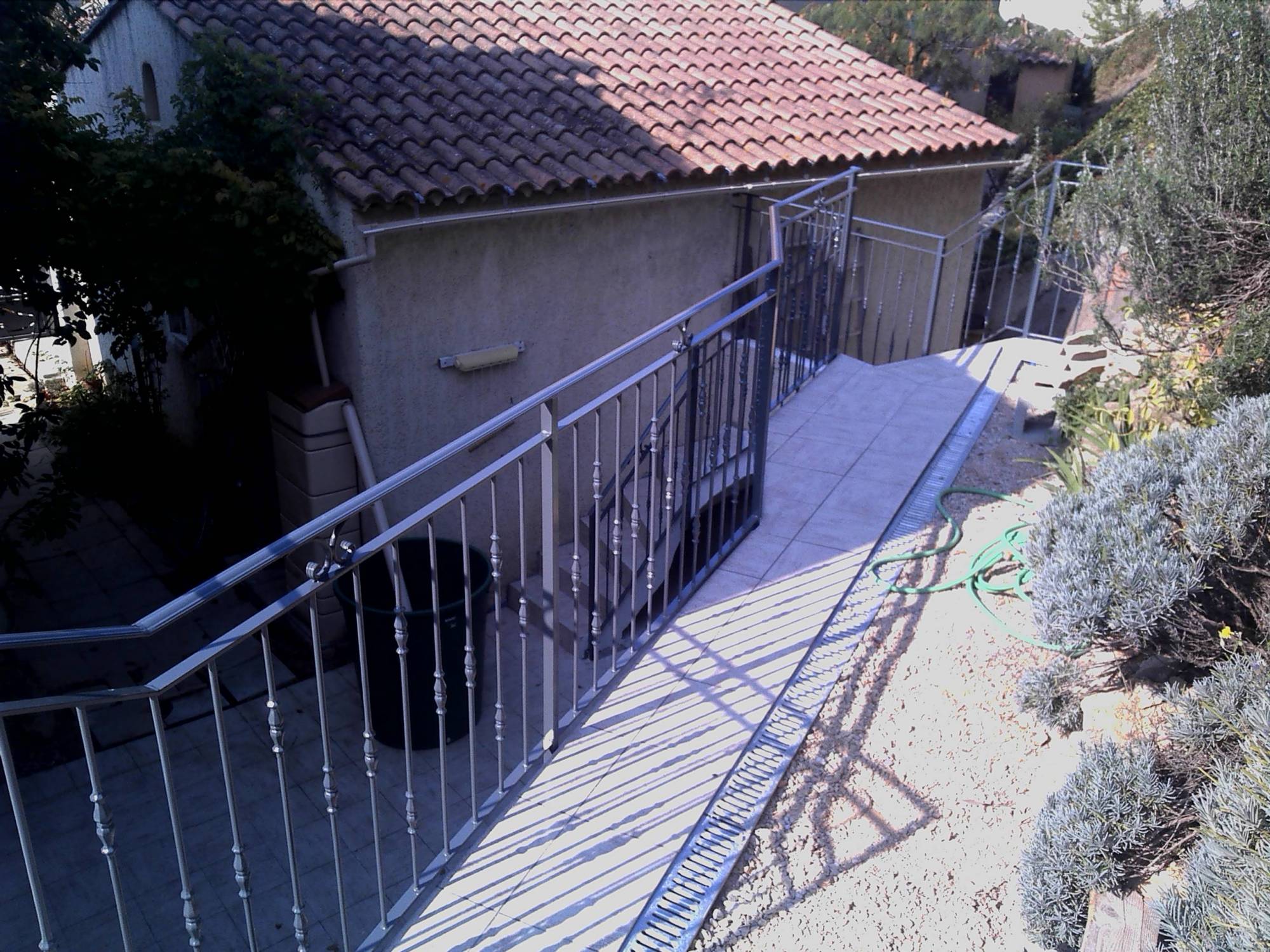 coupe sur mesure de rond plein acier lisse pour fabrication garde-corps