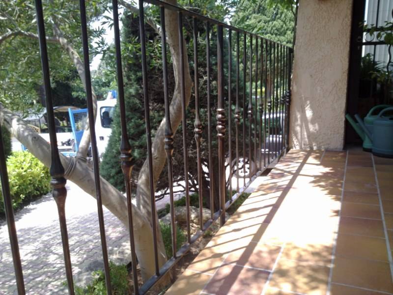 Garde corps fer forgé bruni sur balcon à Martigues