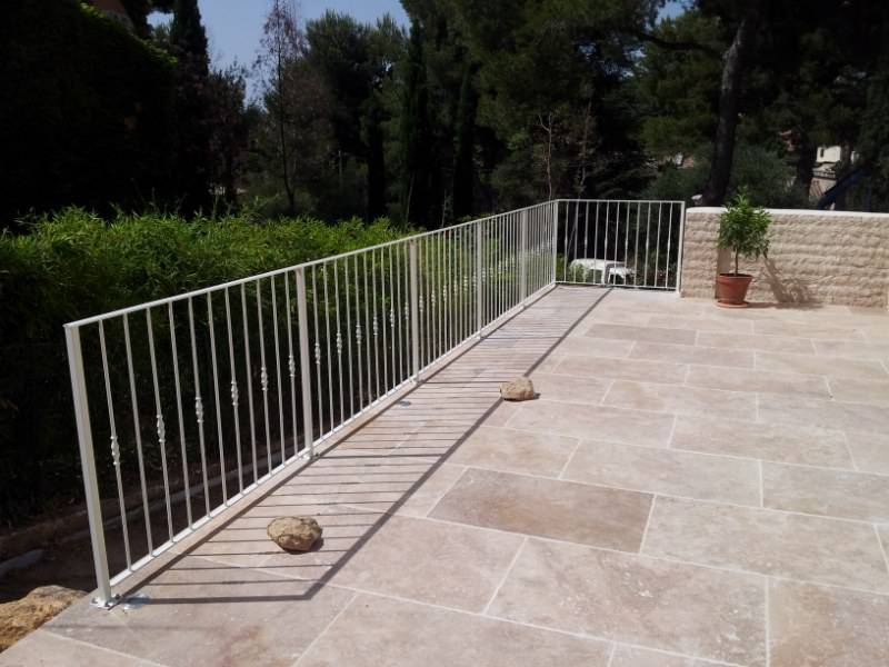 Fabrication et peinture de garde corps fer forgé martigues