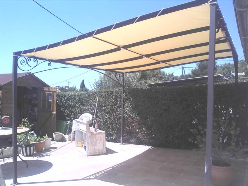 Pergola autostable avec déco volutes et bache pvc beige sur Montluçon