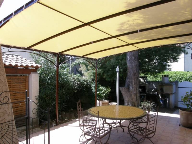 Fabrication d'un abri de jardin rouillé et vernis Auvergne