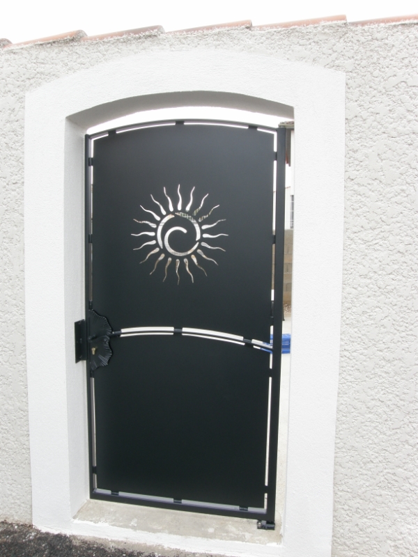 Fabrication de portillon en fer forgé sur mesure en tôle découpée au laser à port de bouc