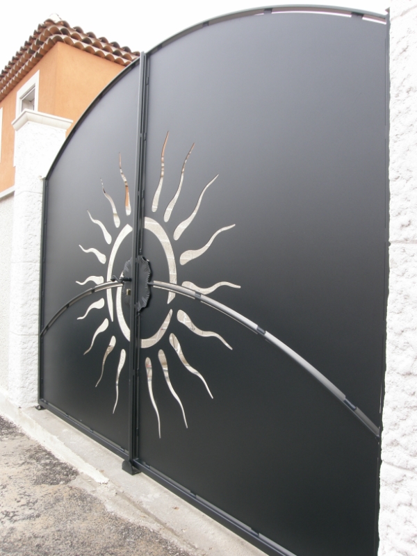 Fabrication de portails en fer forgé sur mesure en tôle découpée au laser à port de bouc