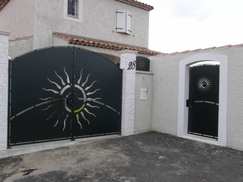 Fabrication de portillon et portail en fer forgé sur mesure en tôle avec découpe au laser de motifs à port de bouc