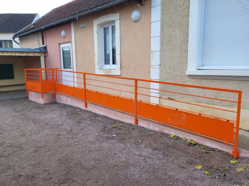 Installation d'un garde corps sur-mesure avec norme PMR en région Auvergne-Rhône-Alpes